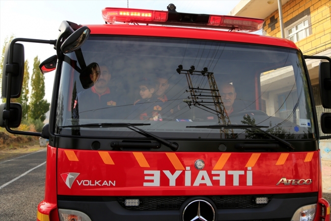 Kısmi görme engelli öğrencinin hayalini itfaiye ekipleri gerçekleştirdi